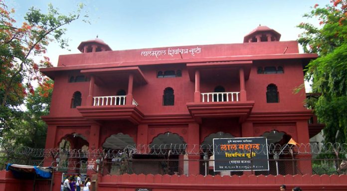 तमाशातील गाण्यांवर मुलींना नाचवून लाल महाल बदनाम केला जात असल्याचा संभाजी ब्रिगेडचा आरोप