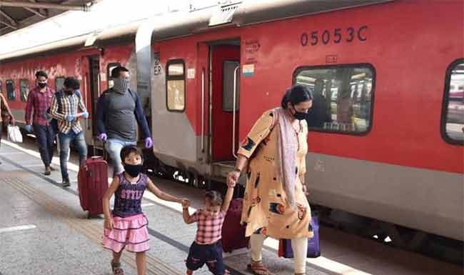 रेल्वेत पुन्हा मास्क वापरणे बंधनकारक