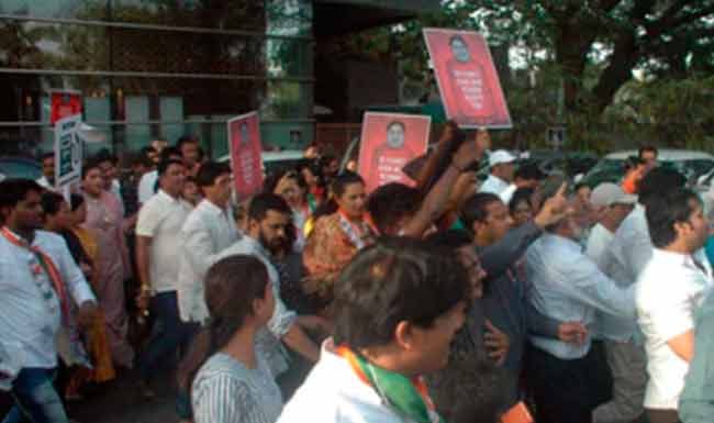 स्मृती इराणींच्या दौऱ्यात राष्ट्रवादीची हुल्लडबाजी