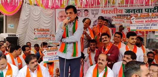 उल्हासनगर महानगरपालिका मुख्यालयासमोर भाजपचे धरणे आंदोलन