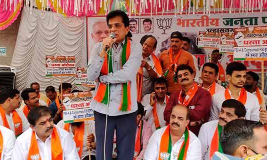 उल्हासनगर महानगरपालिका मुख्यालयासमोर भाजपचे धरणे आंदोलन