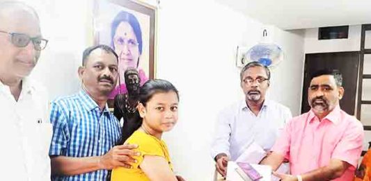 शालेय विद्यार्थ्यांना मोफत टॅबचे वाटप