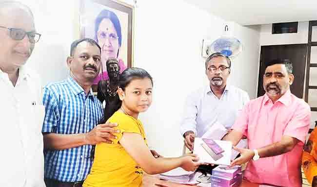 शालेय विद्यार्थ्यांना मोफत टॅबचे वाटप