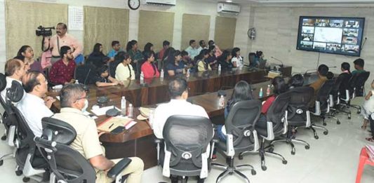 अडचणी सोडविण्यासाठी आम्ही तुमच्यासोबत...