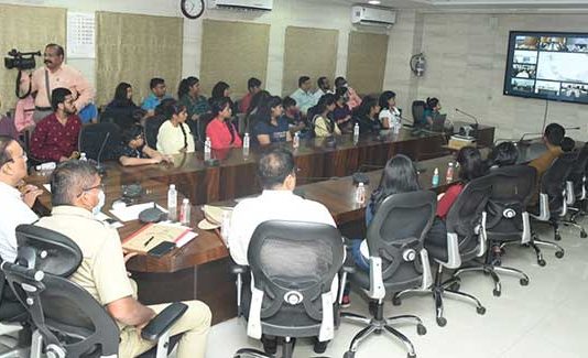 अडचणी सोडविण्यासाठी आम्ही तुमच्यासोबत...