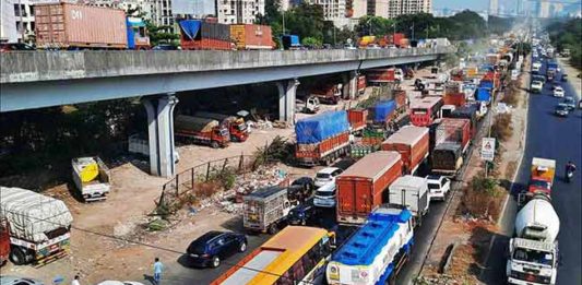 स्मार्ट सिटीत वाहतुकीचा खोळंबा