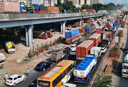 स्मार्ट सिटीत वाहतुकीचा खोळंबा