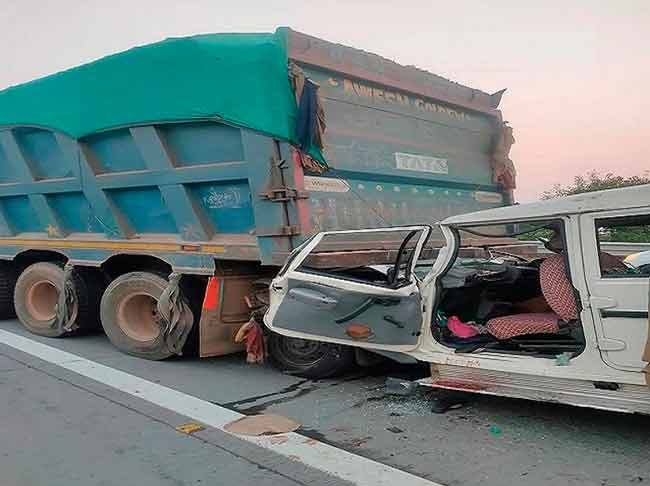 यमुना एक्सप्रेस वेवरील अपघातात महाराष्ट्रातील चौघांसह कर्नाटकच्या एकाचा मृत्यू