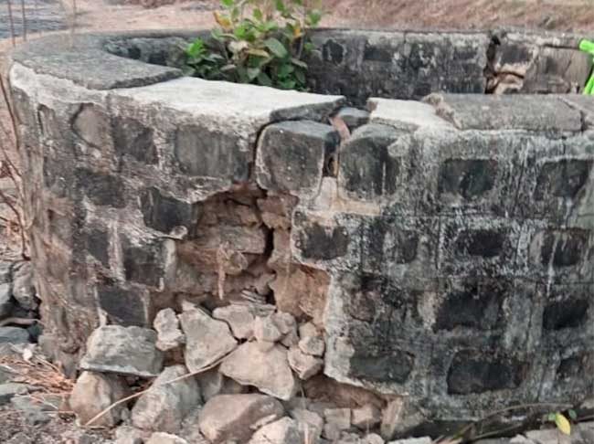 विहीरीला पडल्या भेगा; नागरिकांमध्ये भीतीचे वातावरण
