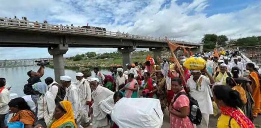 लाखो वारकऱ्यांच्या उपस्थितीत माऊलींच्या पादुकांचे ‘निरा’ स्नान