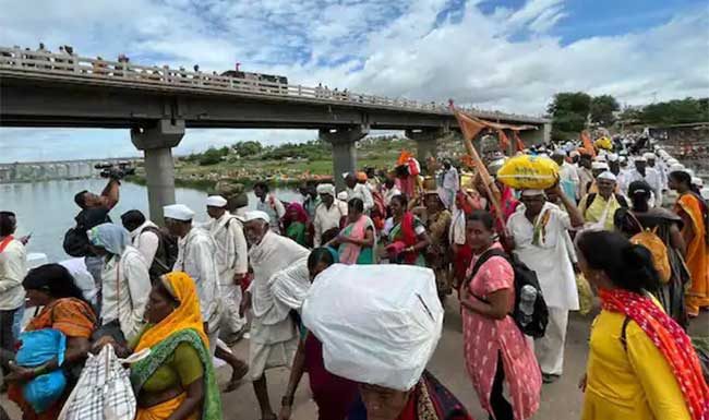 लाखो वारकऱ्यांच्या उपस्थितीत माऊलींच्या पादुकांचे ‘निरा’ स्नान