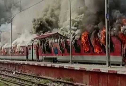 'अग्निपथ' योजनेच्या विरोधात देशभरात हिंसक निदर्शने
