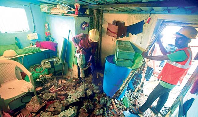 तुरळक पावसातही दरड कोसळण्याचा धोका कायम