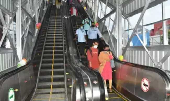 उपनगरीय रेल्वेस्थानकावरील सरकत्या जिन्यांमध्ये होणार वाढ
