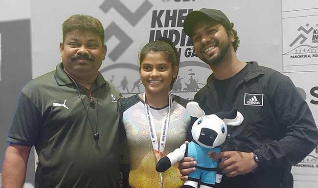 विलेपार्लेच्या इशिता रेवाळेची रौप्य पदकाची कमाई