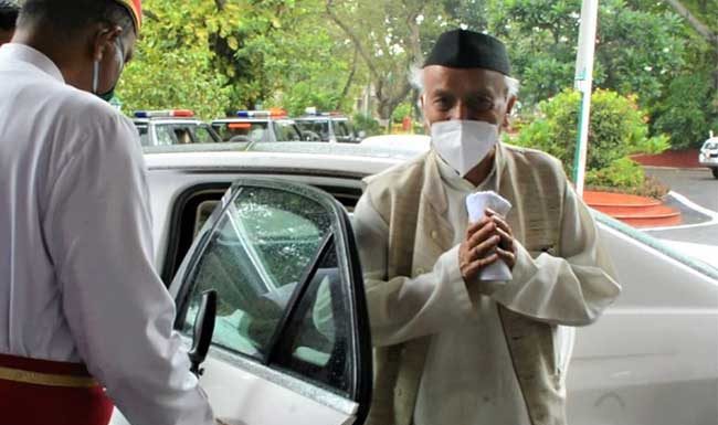 राज्यपालांचे राजभवन येथे आगमन; शुभचिंतकांचे मानले आभार