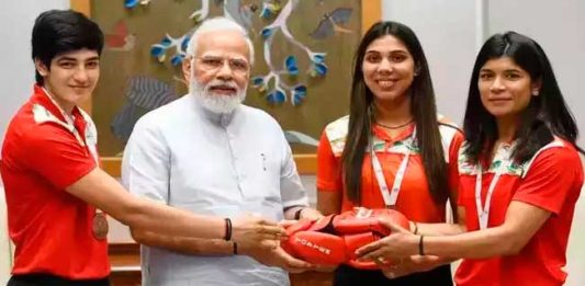 मुष्टियोद्धा महिलांनी घेतली मोदींची भेट