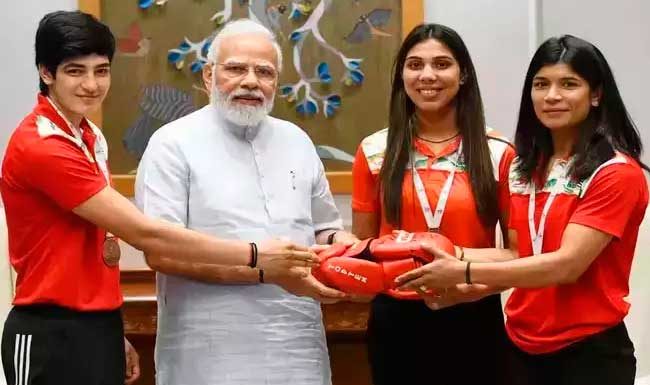 मुष्टियोद्धा महिलांनी घेतली मोदींची भेट