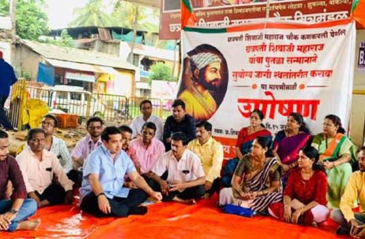 महाराजांचा पुतळा योग्य ठिकाणी बसविण्यासाठी किती वेळ घेणार?