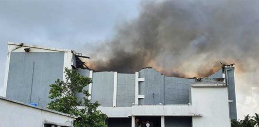 अलिबाग शहरातील पीएनपी नाट्यगृह आगीच्या भक्षस्थानी