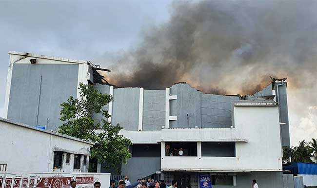 अलिबाग शहरातील पीएनपी नाट्यगृह आगीच्या भक्षस्थानी