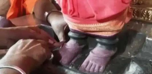 रुक्मिणी मातेच्या मूर्तीच्या चरणावरील वज्रलेपण प्रक्रिया पूर्ण