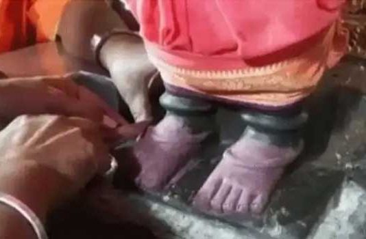 रुक्मिणी मातेच्या मूर्तीच्या चरणावरील वज्रलेपण प्रक्रिया पूर्ण