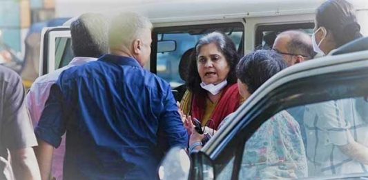 गुजरात एटीएसने तिस्ता सेटलवाडला घेतले ताब्यात