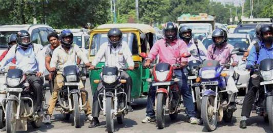 Helmet Rule : राज्यात दुचाकीस्वारांसह सहप्रवाशांना हेल्मेट बंधनकारक!