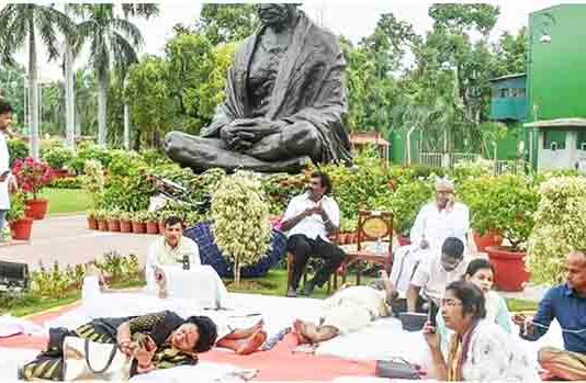संसद परिसरात २४ निलंबित खासदारांचे धरणे