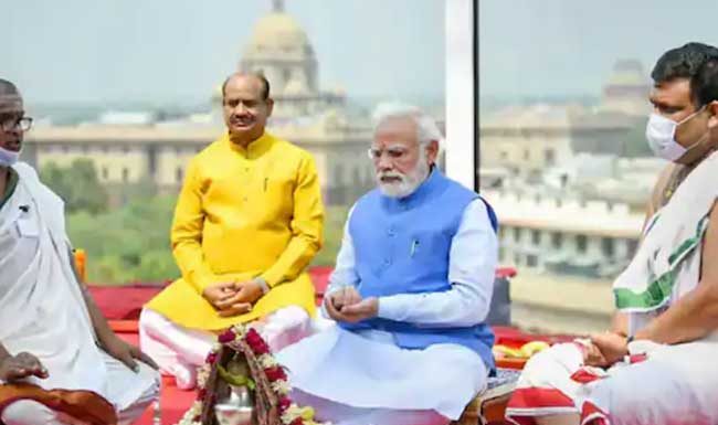 पंतप्रधानांच्या हस्ते नव्या संसद भवन इमारतीच्या छतावरील राष्ट्रीय मानचिन्हाचे अनावरण