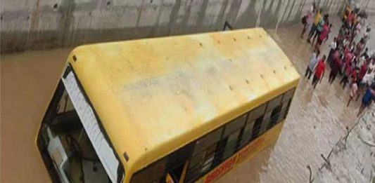 पुराच्या पाण्यात अडकलेल्या स्कूलबसमधील ३० बालकांची सुखरूप सुटका