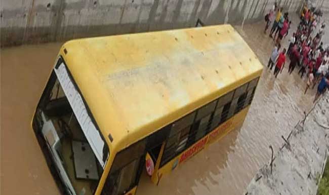पुराच्या पाण्यात अडकलेल्या स्कूलबसमधील ३० बालकांची सुखरूप सुटका
