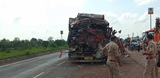ट्रकच्या भीषण अपघातात तिघांचा मृत्यू