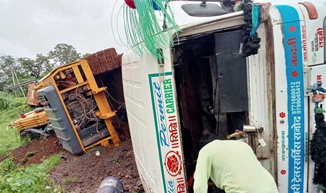 पोलादपूरच्या कशेडी घाटात चोळई येथे अपघातांची मालिका सुरूच