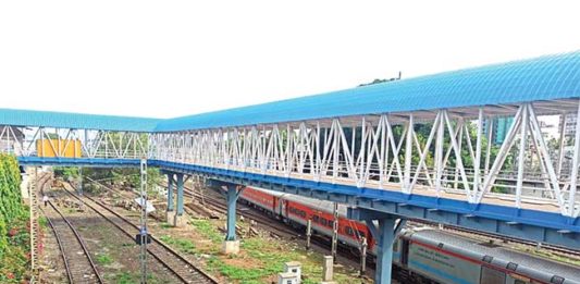 वांद्रे टर्मिनस-खार रोड दरम्यान पादचारी पूल