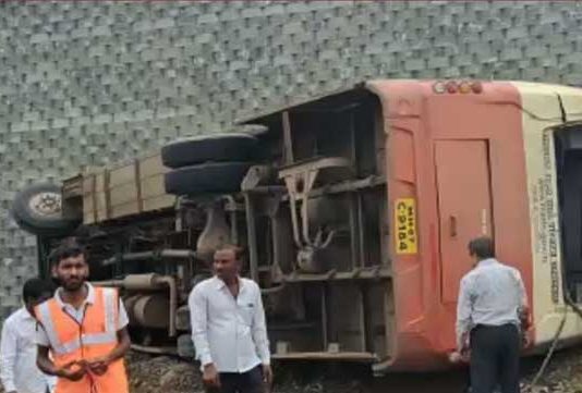 सोलापूर-गाणगापूर एसटी बस उलटून अनेक प्रवासी जखमी