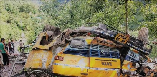 हिमाचलप्रदेशात बस दरीत कोसळून १६ जणांचा मृत्यू