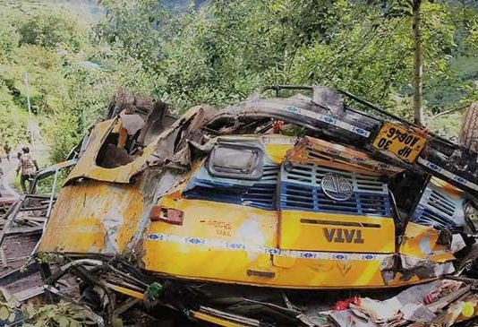 हिमाचलप्रदेशात बस दरीत कोसळून १६ जणांचा मृत्यू