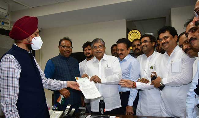 नगरपालिकांच्या निवडणुका पुढे ढकलण्याची भाजपाची निवडणूक आयोगाकडे मागणी