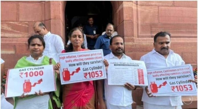 काँग्रेसचे चार खासदार अधिवेशन काळासाठी निलंबित