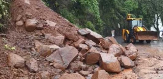 Maharashtra Update : आंबेनळी घाटात रात्री दरड कोसळली, वाहतूक ठप्प