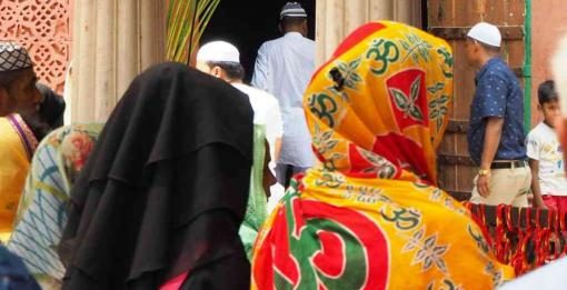 हिंदू वेशात आलेल्या २ मुस्लीम तरुणांकडून ३ दर्ग्यांमध्ये तोडफोड