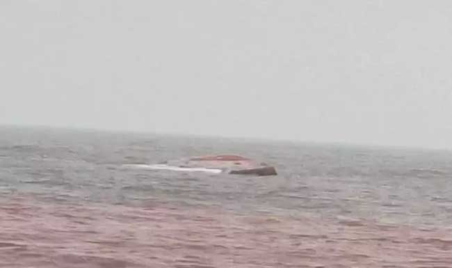 तेलवाहू नौका उलटून गुहागरच्या किनाऱ्यावर, प्राणहानी नाही