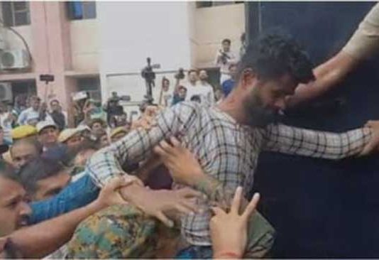 उदयपूर हत्याकांडातील आरोपींना नागरिकांची मारहाण