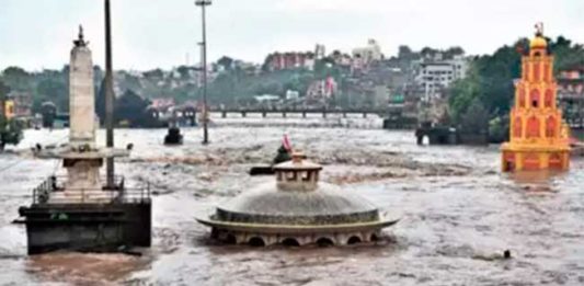 मुसळधार पावसामुळे रामकुंड परिसरातील सर्वच मंदिरे गेली पाण्याखाली