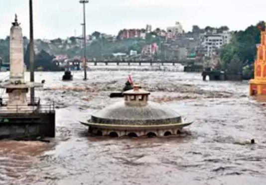 मुसळधार पावसामुळे रामकुंड परिसरातील सर्वच मंदिरे गेली पाण्याखाली