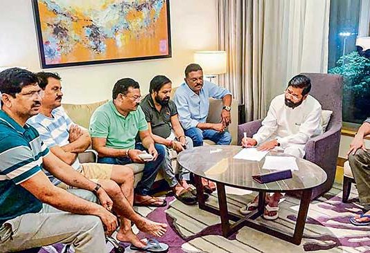 अडीच वर्षांत भडकल्या असंतोषाच्या ज्वाला