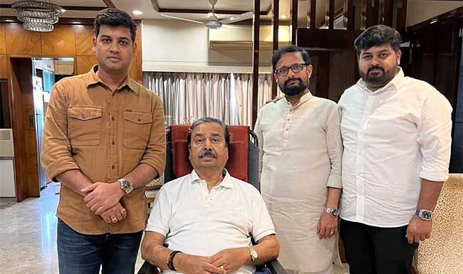 श्रीकांत शिंदे यांनी घेतली गजानन कीर्तिकर यांची भेट