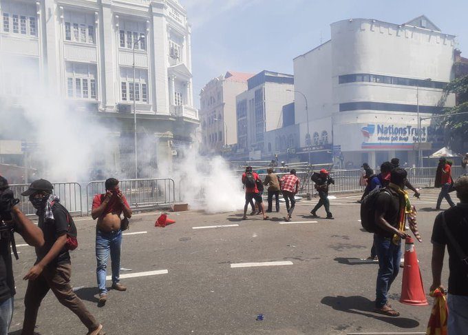 जनतेचा उद्रेक! श्रीलंकेचे राष्ट्रपती घर सोडून पळाले